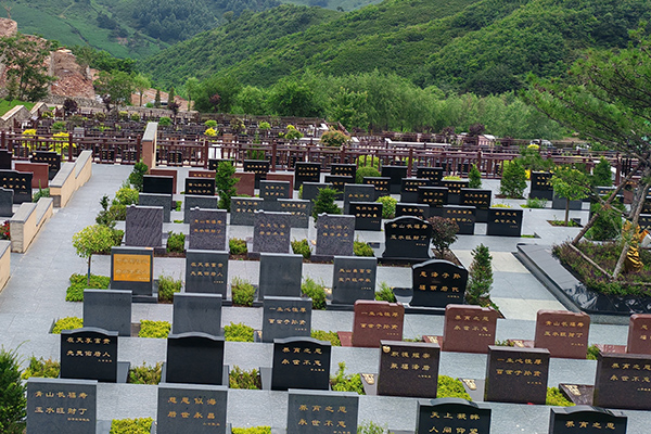 在選擇天津墓園的葬式時(shí)，家屬應(yīng)該如何考慮性價(jià)比和墓型設(shè)計(jì),？